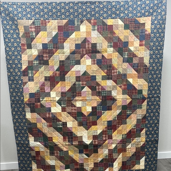 Patchwork Quilt with Multicolor Design - Picture 1 of 6